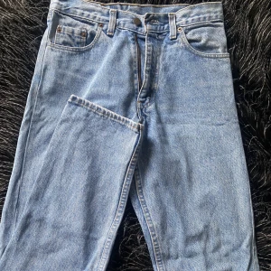 Levis jeans  - Sliten lapp på baksidan annars inga fel 