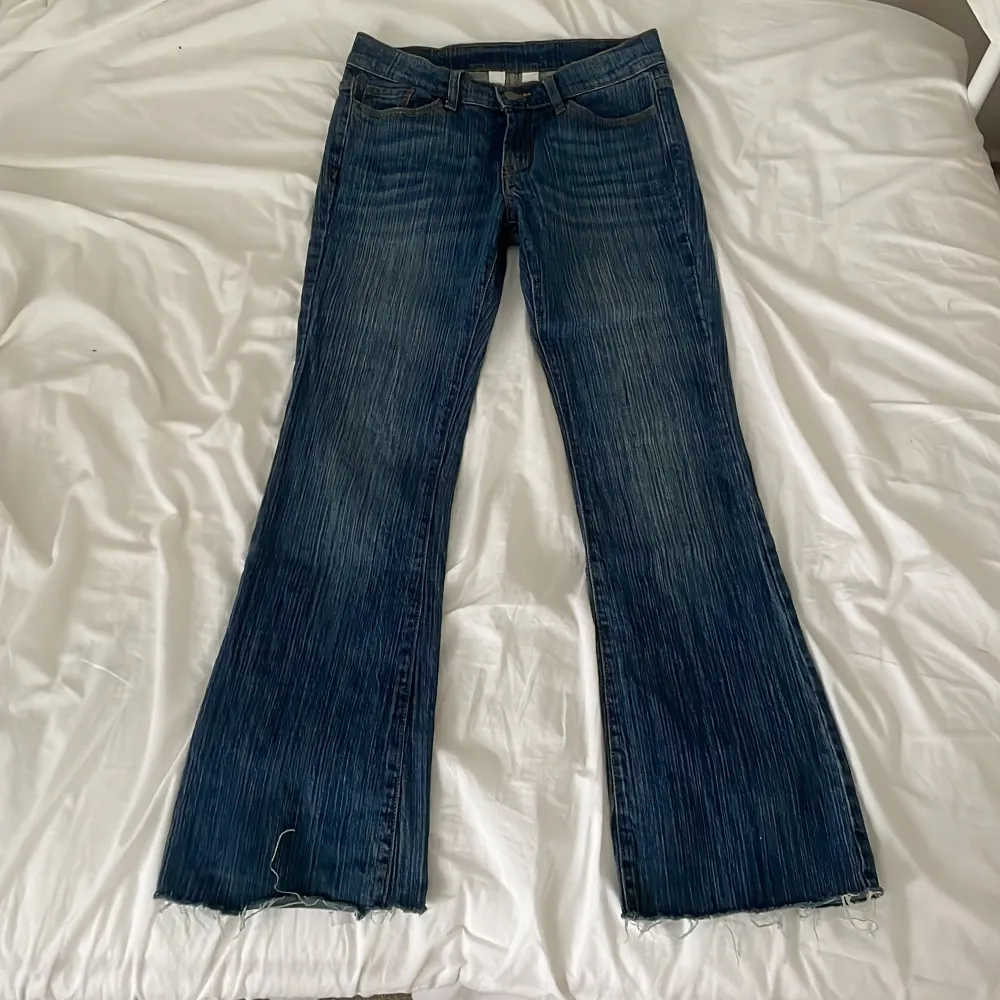 Supersnygga Brandy Melville jeans som tyvärr är för små för mig och köpta här på plick. Är i helt perfekt skick inga defekter, är i storlek S. Toppar.