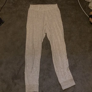 Pyjamas byxor  - Gråa pyjamas byxor super sköna. Fint skick aldrig använd 