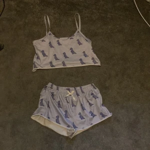 Pyjamas  - Dinosaurie pyjamas gamla kort. Fint skick använd några gånger 