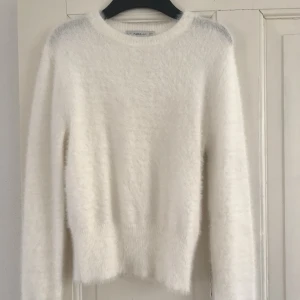 Vit fluffig tröja från Zara  - Vit fluffig tröja från Zara, strl S. Endast använts vid ett par enstaka tillfällen. 100kr 🤍