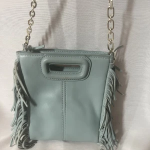 Maje väska👛👛👛 - Intressekoll på min ljusblå maje väska💓💓 Köpt på farfetch men har tappat bort påsen man fick till🥲❤️‍🔥 Mycket använd men ändå bra skick och säljer endast för bra bud💗❤️‍🔥