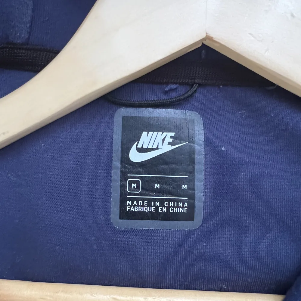Säljer min blåa Nike tech på grund av att jag inte använder den. Storlek M. Skick 10/10. Inget fel på den, för fler bilder skriv gärna😁. Hoodies.