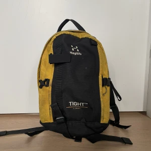 Haglöfs tight xs - Lite smutsig o sliten men går alltid att tvätta!  Skit bra ryggsäck får plats med dator och skor till exempel!