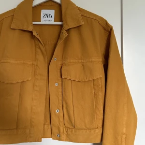 Zara jacka strl. XS - Knappt använd jacka från Zara i storlek XS. 