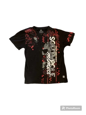 SJUK SOUTHPOLE TEE 🔥 - En southpole tee helt utan defekter så sjukt fet! Storlek M🔥🔥🔥🤪