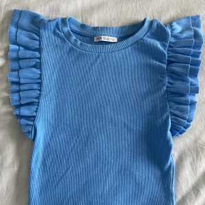 Zara volangtröja - Säljer den här volangtröjan från zara. Storlek S men den passar xs också. Använd 2 gånger. Nypris 129kr.💗