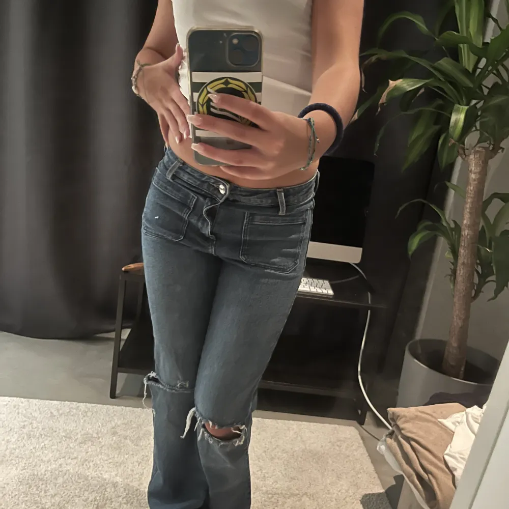 Jättefina bootcut jeans som är lite lägre än midrise oxh fickor där fram. Skit snygga💕. Jeans & Byxor.