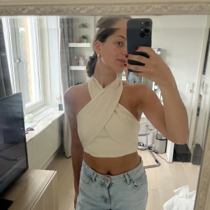 Krämvit topp - Superfin krämvit topp från Bik Bok. Använd en gång, toppskick! Storlek XS men funkar även som S (jag bär ursprungligen S men har denna i XS) 💕