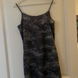 Klänning/slipdress  - Klänning i polyester köpt på Humana! Är 170cm och den går ca halvvägs ner för låren. Kan frakta alternativt mötas upp i Stockholm 🫶