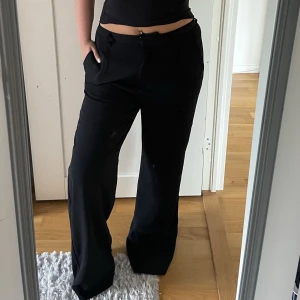 Kostymbyxor  - Skitsnygga svarta kostymbyxor i storlek M! Säljer då de har blivit för stora, använda få gånger :)