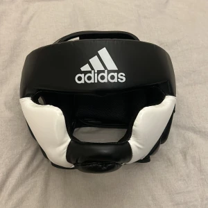 Adidas Boxningshjälm - En adidas Boxningshjälm som är i princip helt oanvänd. Inga som helst skador på den. 