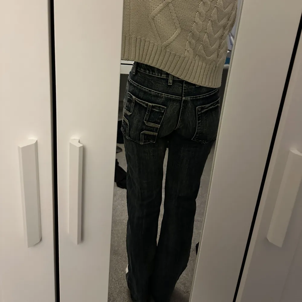 Så snygga jeans köpta på Humana. Jag är vanligvis 38/M. Dessa passar även mindre om man vill ha dem baggy. Jeans & Byxor.