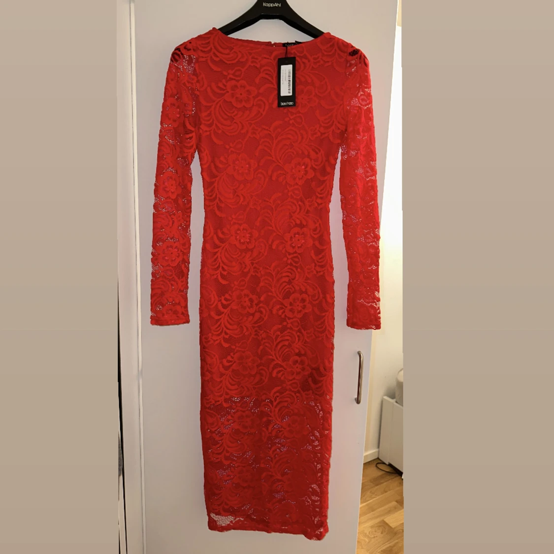 Lång röd spetsklänning - 90