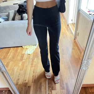 Kostymbyxor  - Snygga kostym byxor från Nelly med pressveck 