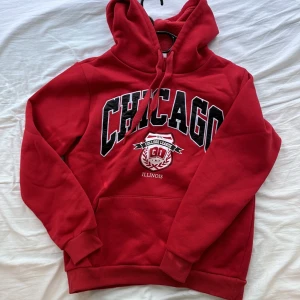 röd hoodie  - jättefin röd hoodie i storlek M men skulle säga att den är lite liten i storleken! 145 + frakt 