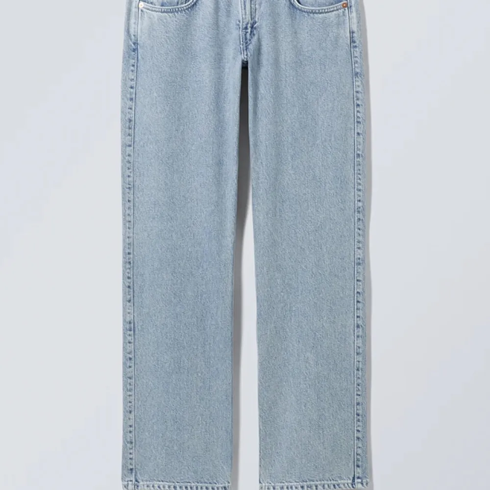 Säljer nu dessa jätte snygga jeans från Weekday, lågmidjade och modellen är arrow Low. Dem är knappt använda. Köpt för 500kr, säljer för 300 + frakt.. Jeans & Byxor.