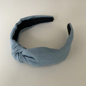 Diadem - Säljer då det inte kommer till använding💓köparen står för frakt! 