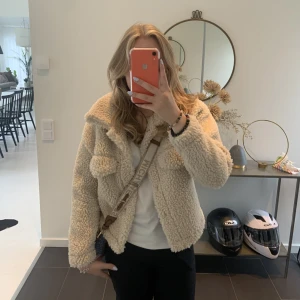 Fluffig jacka - Jättefin croppad jacka från Gina Tricot. Varm och skön och aldrig använd! Skriv för mer detaljer💗🐻