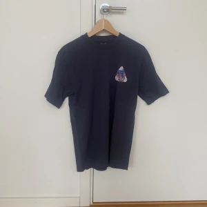 Palace T-shirt S  - Unik T-shirt från märket palace i storlek S. Sparsamt använd. Original pris ca 1400 kr.