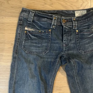 Bootcut lågmidjade jeans - Säljer dessa otroliga lågmidjade bootcut jeansen från Diesel! Säljer för jag inte fått användning för de:( De har fina detaljer som fickorna där fram och stjänorna. Längst ner finns vissa små defekter, skriv för bild på det och för andra frågor!