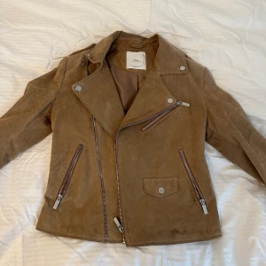 Jacka mango strl xs - Jacka från mango i strl xs. Lite fläckar vid nedre kant av jackan.