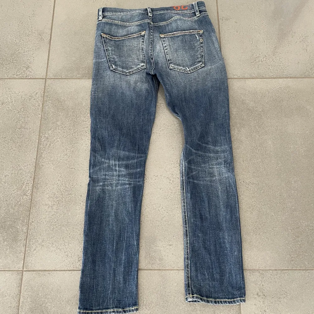 Jag säljer nu min brorsas jeans. Dem är använda ett få tal gånger och är i nyskick. Han säljer pågrund av att dem är för små. Nypris är 1800kr. Jeans & Byxor.