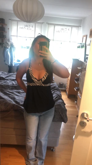 Linne topp - Säljer denna jättefina toppen. Ifrån ett märke som heter bebe. 