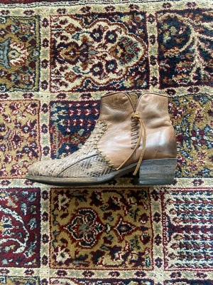 Sendra Boots Reptil - Snygga Sendra i mycket gott skick. Finns i Sundbyberg och kan skickas mot frakt.