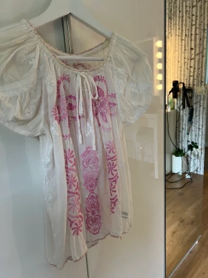 Kortärmad blus - Jätte fin blus men rosa detaljer både fram o bak