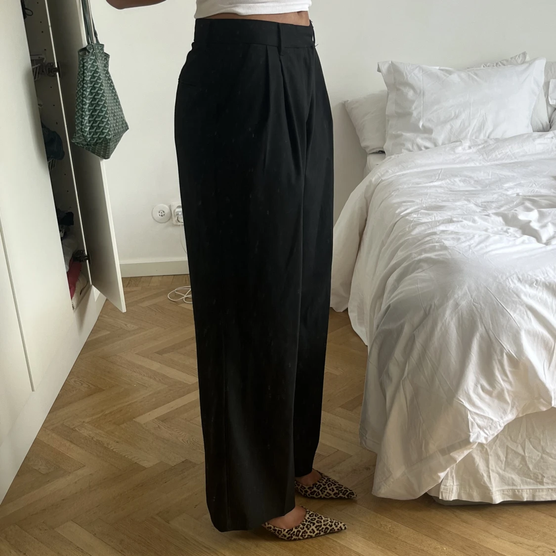 Svarta kostymbyxor i en ”herr” modell från Zara - 90