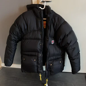 Fjällrävenjacka - säljer min fjällräven jacka som inte kommit till användning,den är hel och inget är fel på den, storlek xxs men passar även upp till M ,hör av er vid intresse svarar snabbt