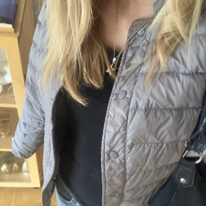 Grå dunjacka - Jättefin dunjacka som tyvärr inte blir använd längre! 💘Inga större skador, bara ett litet hål i ryggen som inte syns vid användning (se bild 3)! Pga detta kan priset diskuteras 💓