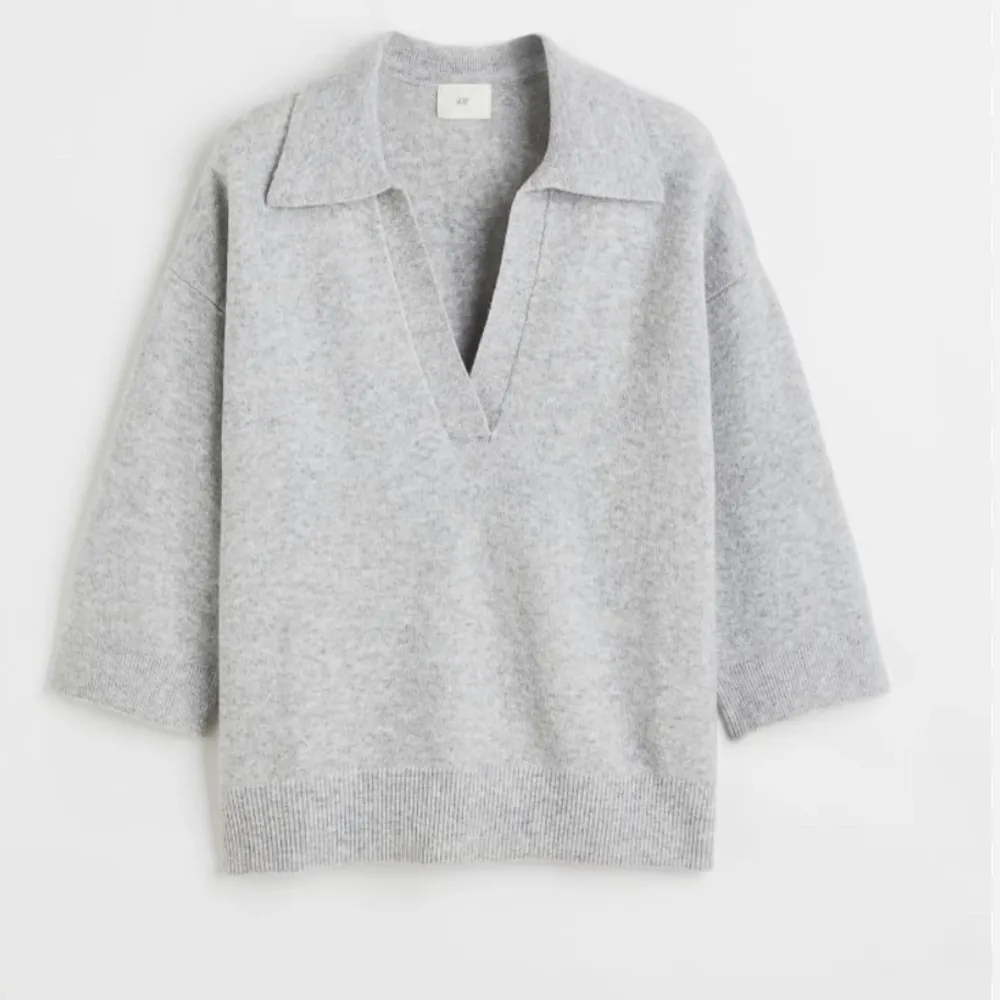 Säljer den här oandvända super fina gråa stickade tröjan ifrån hm som är slutsåld💕. Tröjor & Koftor.