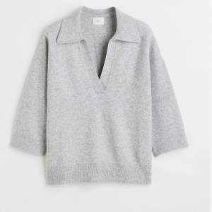 Säljer den här oandvända super fina gråa stickade tröjan ifrån hm som är slutsåld💕