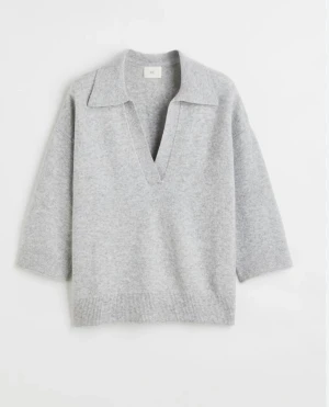 Grå stickad tröja  - Säljer den här oandvända super fina gråa stickade tröjan ifrån hm som är slutsåld💕