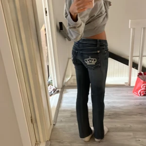 Victoria Beckham  - Säljer mina fina lågmidjade Victoria Beckham jeans 👖 som jag köpt här på Plick💛🫶 jag har sytt in Jeansen då de var förstora på mig💕 säljer för att det inte längre är min stil😋 köpta för 850kr 