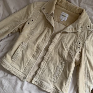 begie jacka - Storlek (XS) Säljer för 290kr Är i super bra skick och finns inga fläckar eller nåt. Det står i jackan att de är storlek M men jag som vanligtvis bär storlek S är den lite liten och sitter som en XS💗