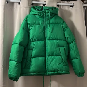 Populära hm jackan i grön - Använd fåtal gånger, den populära vinterjackan från hm i grön. Mycket varm och skön