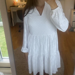 Klänning - Säljer denna klänning från Vila eftersom den aldrig kommer till användning. Endast använt den vid ett tillfälle. Jättefint skick!! Storlek XS💞💞