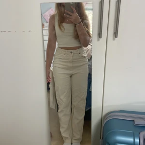 Ljus Beiga high waist jeans  - Ljusa high waist jeans från bok bok, i fint skick