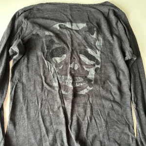 Zadig & Voltaire tröja - Svart Zadig & Voltaire tröja med dödskalle tryck på ryggen