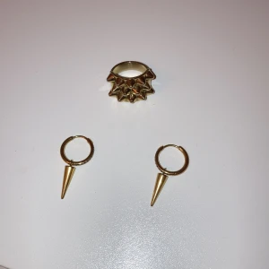 Guld smycken - En Edblad ring i storlek 17.5, och ett par örhängen. Använda men inga defekter som syns