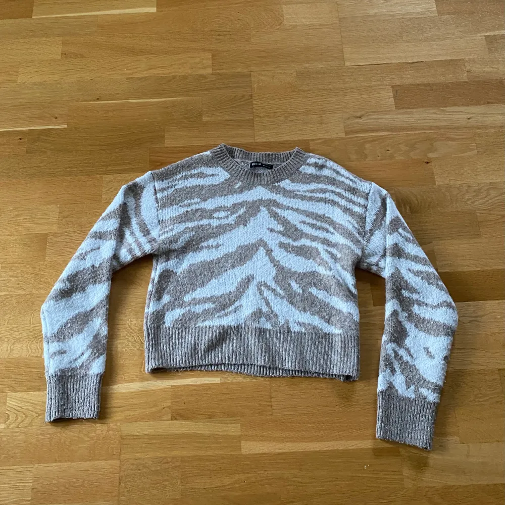 Stickad tröja med zebra mönster. . Tröjor & Koftor.