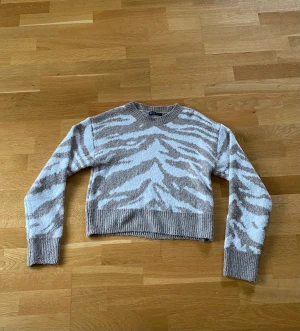Stickad tröja  - Stickad tröja med zebra mönster. 
