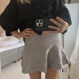 Kjol - Dösnygg grå kjol från zara, inte hundr om jag ska sälja än 
