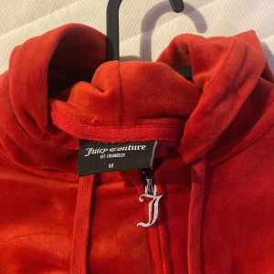 Rött juicy sett - Säljer rött juicy sett då det har blivit för stort för mig,bra kvalite och bara använt hemma,tröjan är i stl M och byxorna i S. Kan både köpas i sett och separat.1300 för hela sättet men byxorna för 600 och tröjan 800.