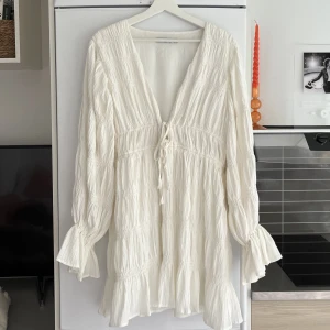 Klänning - Rynkad klänning i storlek 40 från NA-KD, endast testad så den är som ny☀️ Bara att skriva vid frågor!