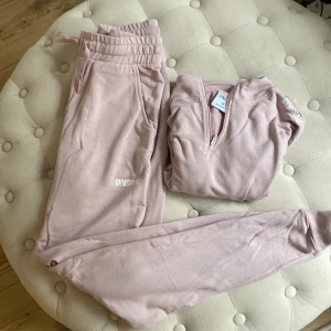 Gymshark  - Gymshark mjukisset från kollektionen Pippa, storlek XS. Färgen är ljus rosa, lite mer rosa i verkligheten, kameran ”skalar av” färgen lite, mer baby rosa irl. Använd bara en gång, inga skavanker 