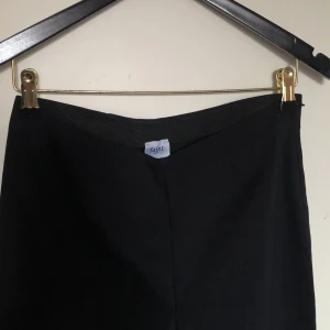 Kostymbyxor - Säljer dessa bootcut kostymbyxor från saint tropez, dom har en jättefin passform men jag får inte användning för dem tyvärr💞